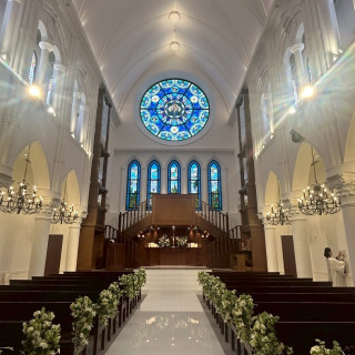 式場の正面写真です、ステンドグラスが綺麗でした。