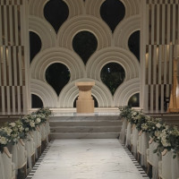 夜での写真、昼では後ろから光が入り、緑も見える