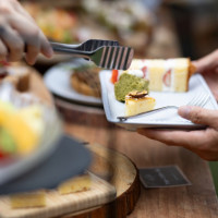 ケーキビュッフェしてもらってるシーン