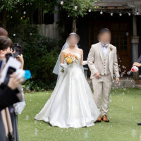 挙式後にガーデンでバブルシャワー