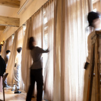 ケーキビュッフェ開始の合図でカーテンオープン