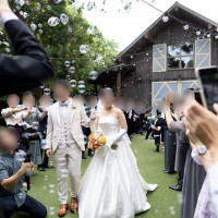 挙式会場後ろにバブルシャワー