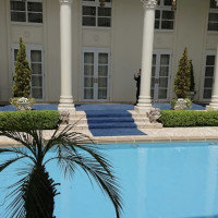 披露宴会場に続く広場。開放的。