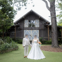 挙式会場を背景に撮影