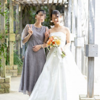 エスコートしてもらった人とガーデン通路で撮影