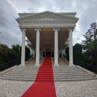 大きな長い階段は外からも見えるところ