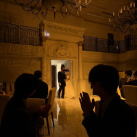 全体は暗めのライトで、スポットライト浴びながら歩くシーンも