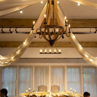 披露宴会場ライトつけた明るい雰囲気