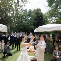 ファーストバイトをガーデンで。日差し避けも設置あり