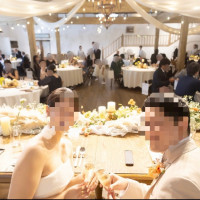 披露宴会場で乾杯の写真