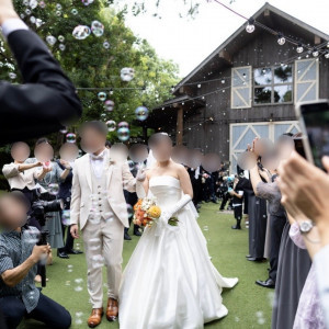 挙式会場後ろにバブルシャワー|775689さんのBARN&FOREST148〜バーン&フォレスト148〜の写真(2570177)