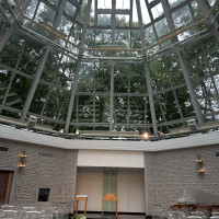 自然光が入り緑が見えるチャペルです。