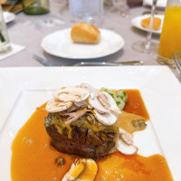 国産牛フィレ肉のポワレ　
モリーユ茸とマッシュルーム