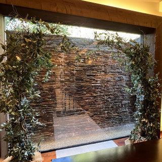 挙式会場の1番奥、水が流れてて綺麗