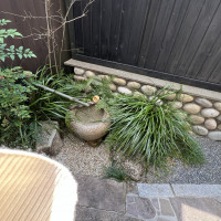 門から会場までの道、和のテイスト