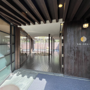 挙式会場と披露宴会場の間、竹があり落ち着く|775738さんの川原町倶楽部 ラ・ルーナピエーナ  〈エルフラットグループ〉の写真(2562079)