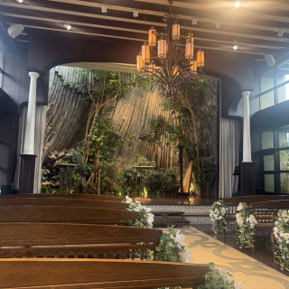 自然光が入るチャペルの様子です