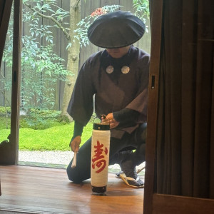 披露宴会場に新郎新婦を先導する演出|775742さんの萬屋本店 - KAMAKURA HASE est1806 -の写真(2562717)