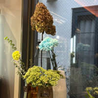 実際の花を見ながらフラワーショップで装花の打ち合わせ