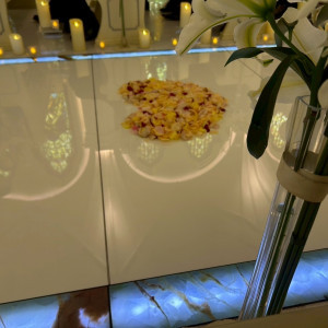 写真撮影をする前にフラワーシャワーをハート型にしてくれます。|775803さんのセント・ラファエロチャペル東京の写真(2562030)