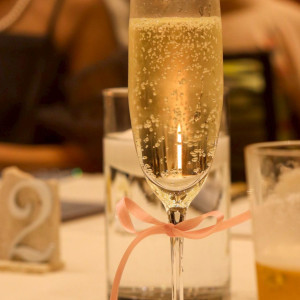 披露宴会場
乾杯のグラスにリボンをつけました|775820さんのザ・リバーサイドテラス広島ツリーズスクエアの写真(2562103)