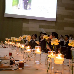 披露宴。海外のウェディングに憧れてロングテーブルで行いました|775820さんのザ・リバーサイドテラス広島ツリーズスクエアの写真(2562104)