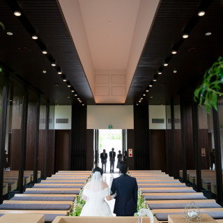 広い挙式会場。座る場所がたくさんある。