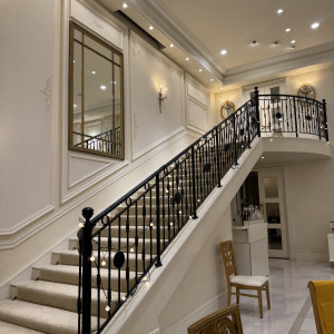 階段はフラワーコーディネーターと相談して装飾可能です！|775836さんのアーカンジェル迎賓館（宇都宮）/テイクアンドギヴ・ニーズウェディングの写真(2561761)