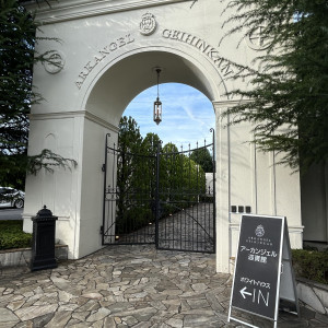 外からは門をくぐり中に入ります！|775836さんのアーカンジェル迎賓館（宇都宮）/テイクアンドギヴ・ニーズウェディングの写真(2561780)