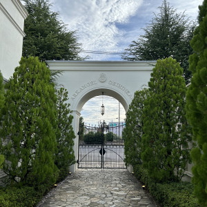 門の内側からの様子！|775836さんのアーカンジェル迎賓館（宇都宮）/テイクアンドギヴ・ニーズウェディングの写真(2561781)