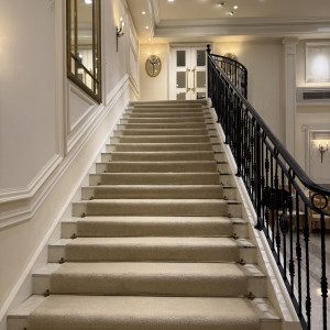 階段はゆったりと長めです！|775836さんのアーカンジェル迎賓館（宇都宮）/テイクアンドギヴ・ニーズウェディングの写真(2561772)