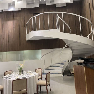 新郎新婦が入場する螺旋階段|775838さんのBleu Blanc（ブルー：ブラン）●BRASSグループの写真(2561726)