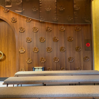 和風チャペルの内装です。
椿がかわいいです。