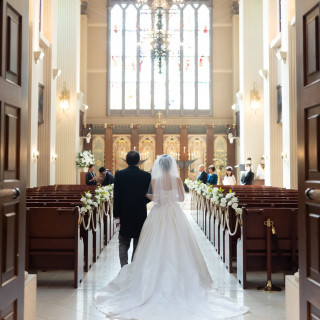 バージンロードは長く、ドレスの後ろ姿が映えました