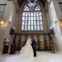 天井が高くステンドグラスは迫力があります