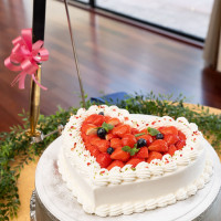 小さめでもハート型が可愛らしいウェディングケーキ