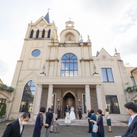 挙式を終えゲストが待つ中庭へ