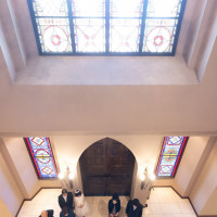 チャペルの前で待つゲスト