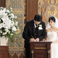 結婚証明書へのサイン