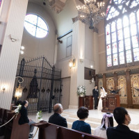 ステンドグラスからは明るい光が差し込みます