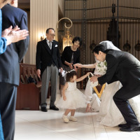 リングガールの娘が見事に役割を果たしました