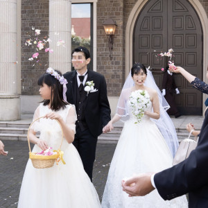 少人数の為スタッフの方もフラワーシャワーに参加してくれました|775844さんのブルーミントンヒルの写真(2563386)