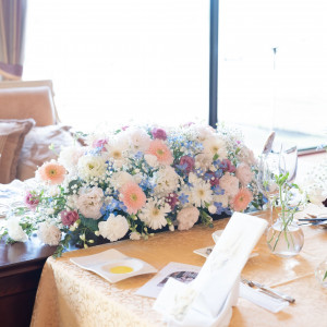 オレンジのテーブルクロスと淡いカラフルな色の花が合ってました|775844さんのブルーミントンヒルの写真(2563402)