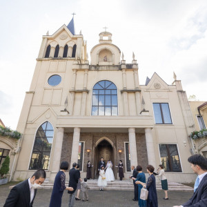 挙式を終えゲストが待つ中庭へ|775844さんのブルーミントンヒルの写真(2563385)