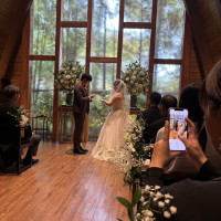 ウッディで広すぎないアットホームな挙式会場でとても親しみやす