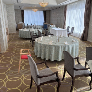 披露宴会場。参加者が少人数であれば部屋を仕切れる|775869さんのオークラ千葉ホテルの写真(2567994)