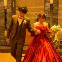 階段からおりる演出の後のエスコートのときです。