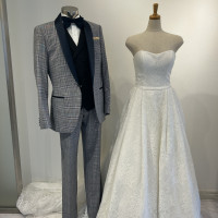 ウェディングドレスとタキシード