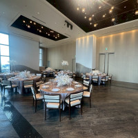 昼間の明るい雰囲気の披露宴会場