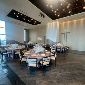 昼間の明るい雰囲気の披露宴会場|775938さんのキンプトン新宿東京の写真(2562464)